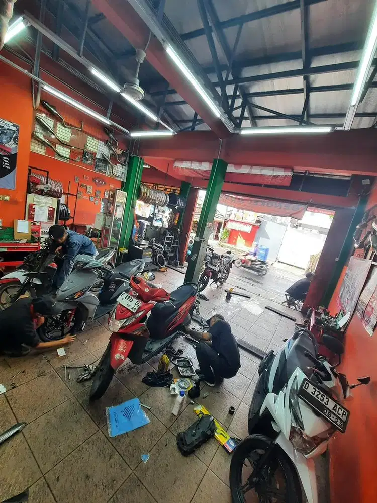 Mekanik / Montir bengkel motor