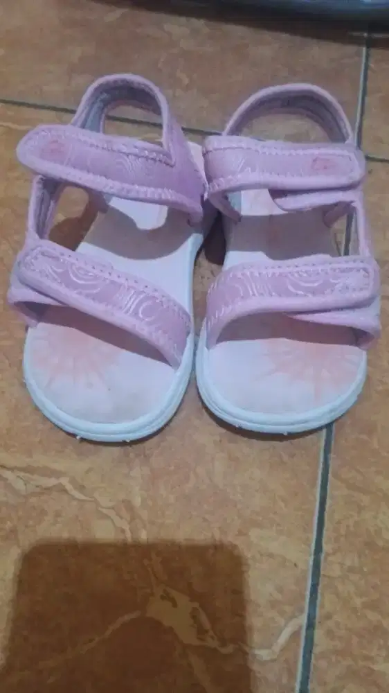 Sepatu sandal pantai