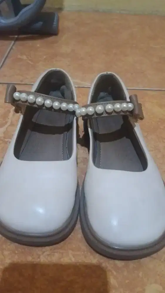 Sepatu pesta mutiara