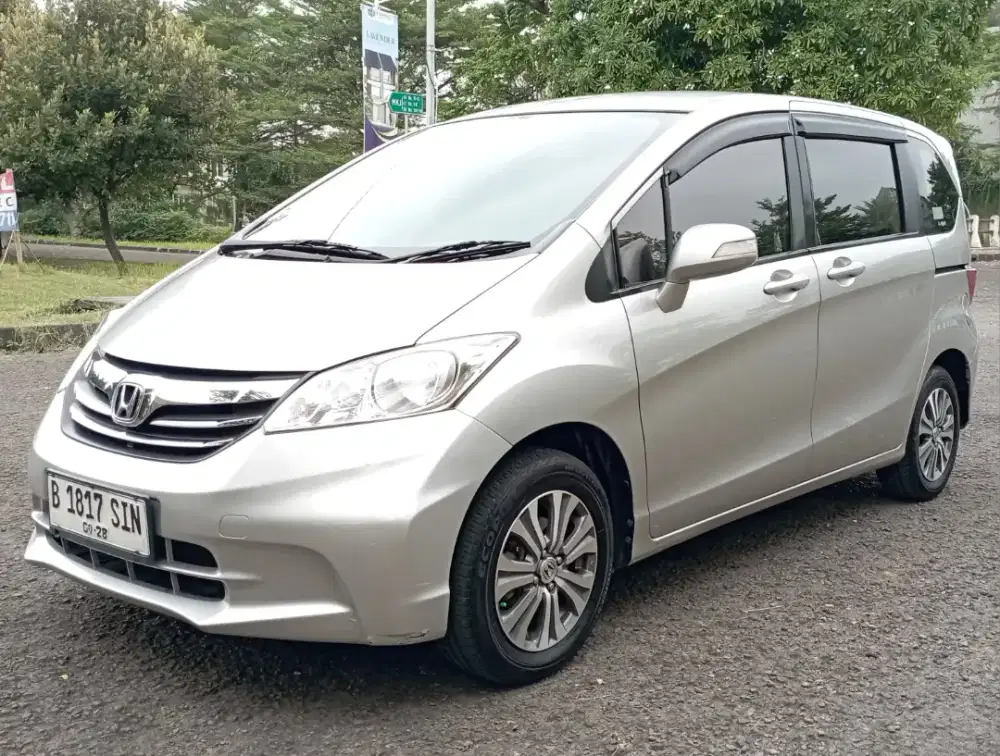 Honda Freed 1.5 S Facelift AT 2014 Silver Istimewa Sekali Siap Pakai