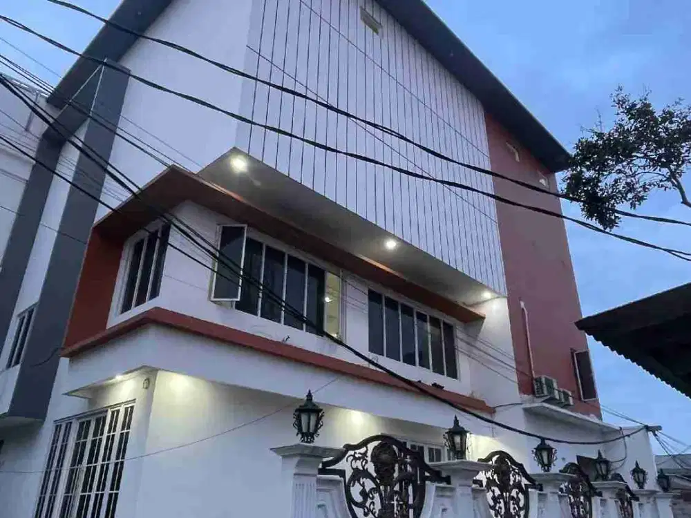 Jual rumah mewah di lengkapi lapangan badminton,ruang karaoke.