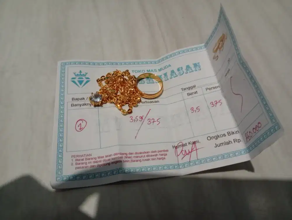 Aksesoris lapis emas, kalung dan cincin