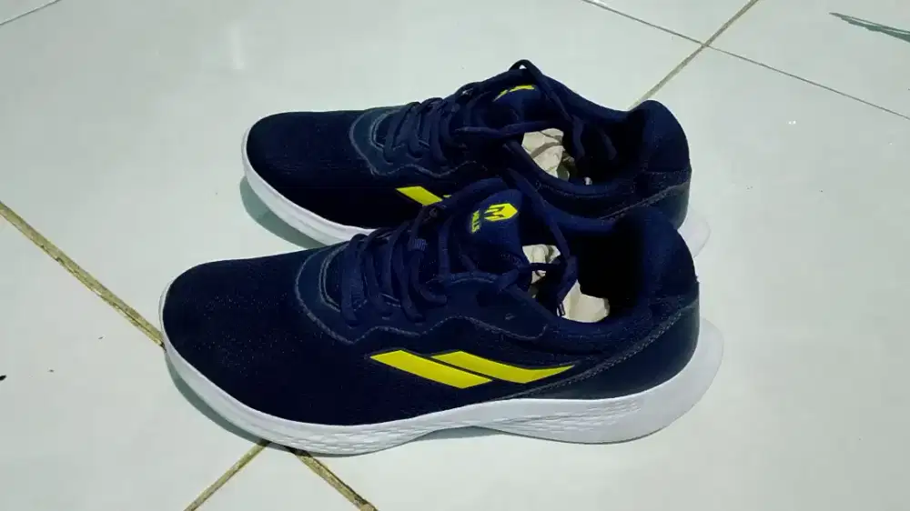 Sepatu Mills Size 42