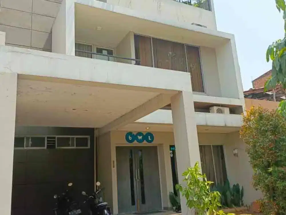 Rumah 3 lantai siap di Raffless Hills