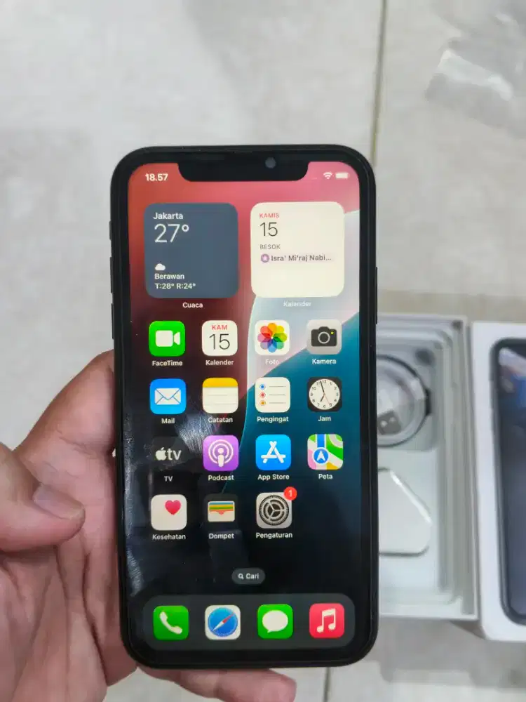 Dijual iPhone XR 128 GB hitam fullset mulus no minus banyak bonus
