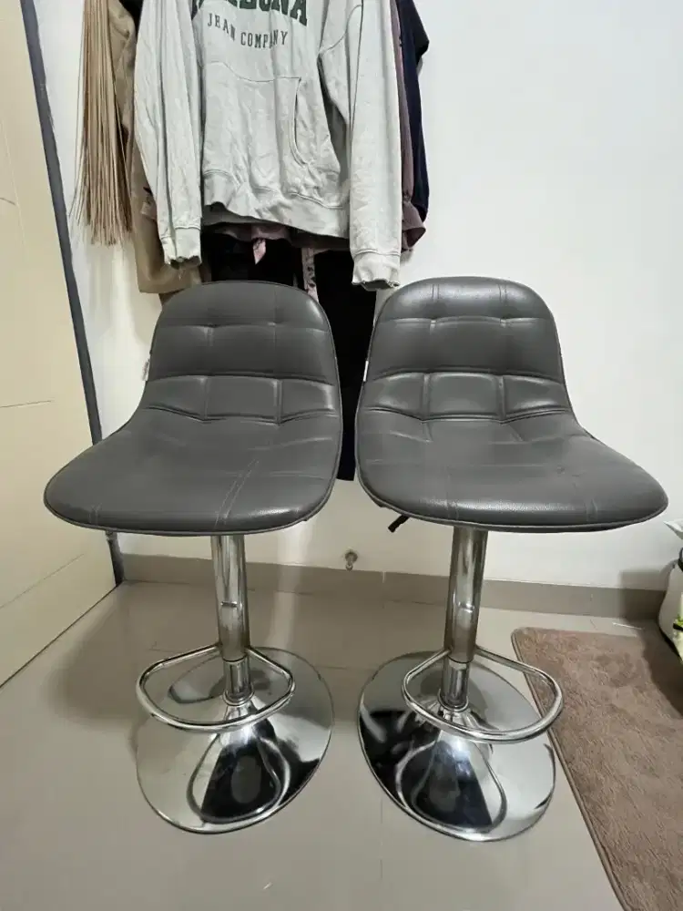 Kursi Bar Abu-abu Dengan Sandaran