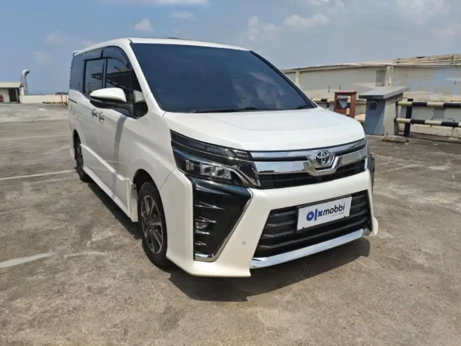 DP MURAH Toyota Voxy 2.0 Bensin-AT 2017 Putih CSIIB