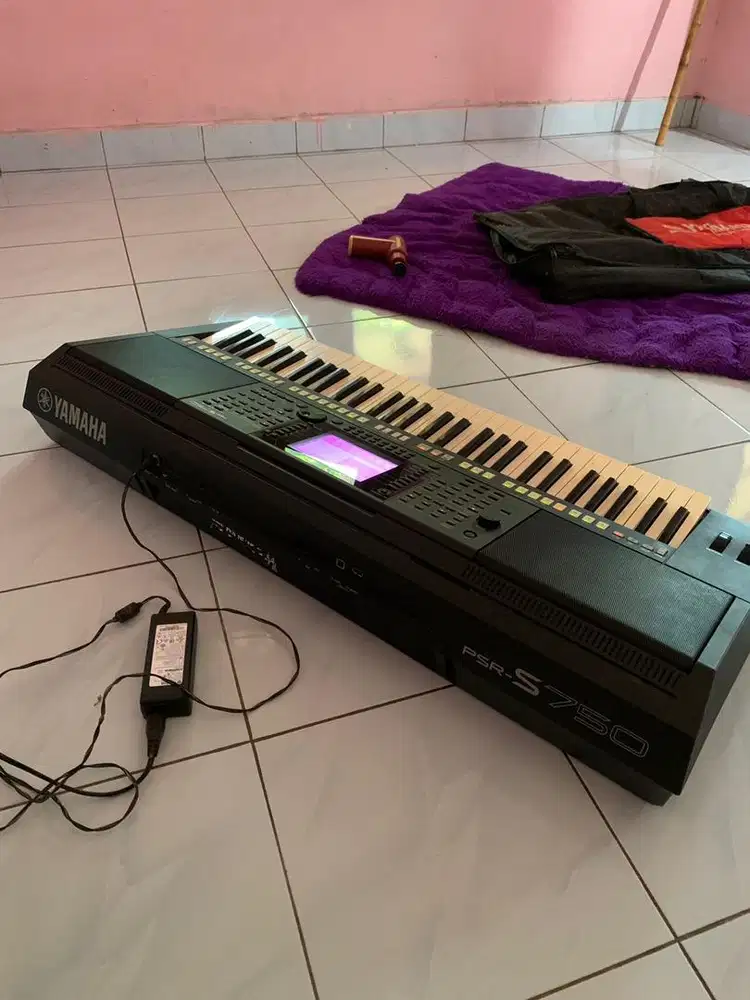 Yamaha PSR S750