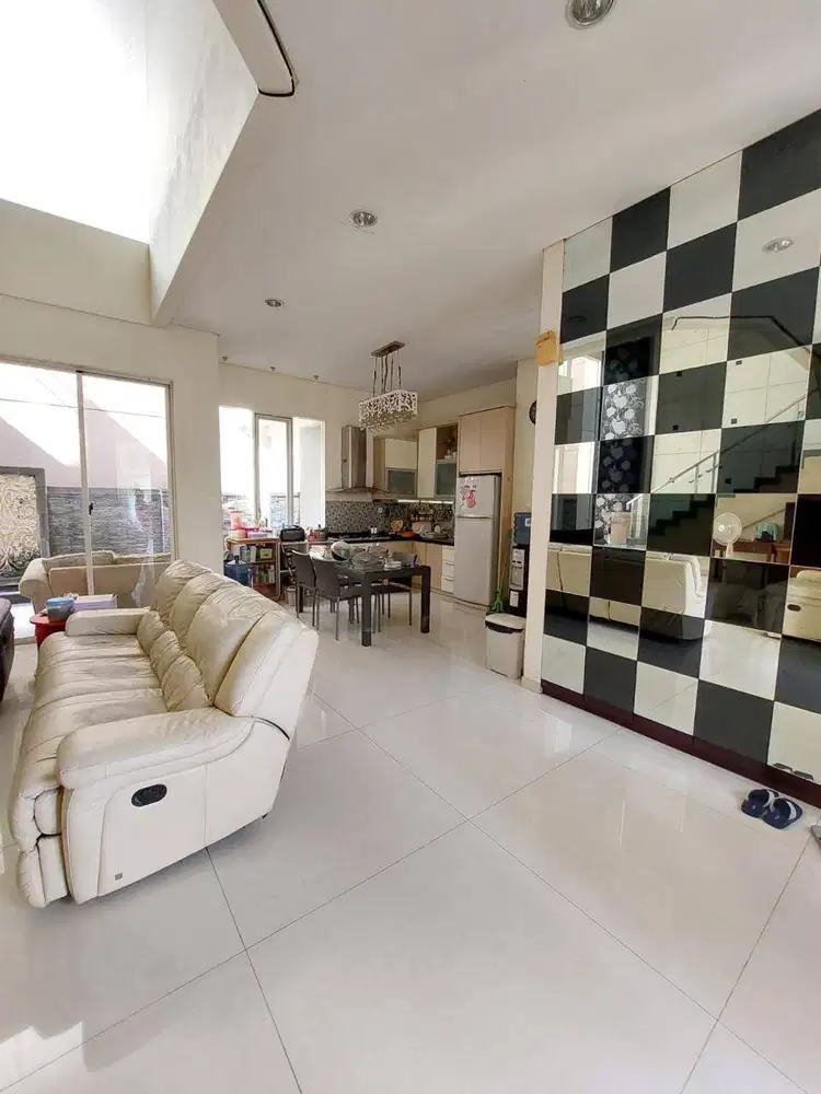 DIJUAL RUMAH DI PAKUWON CITY SAN DIEGO SEMI FURNISH DEKAT PCM