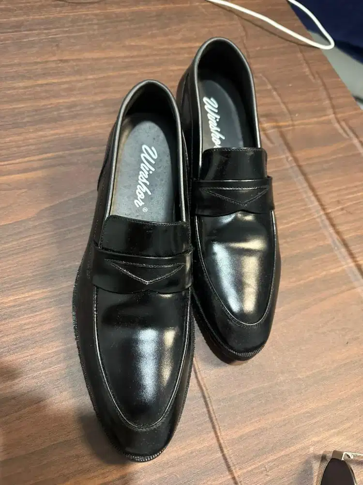 Sepatu Loafers Kulit Hitam