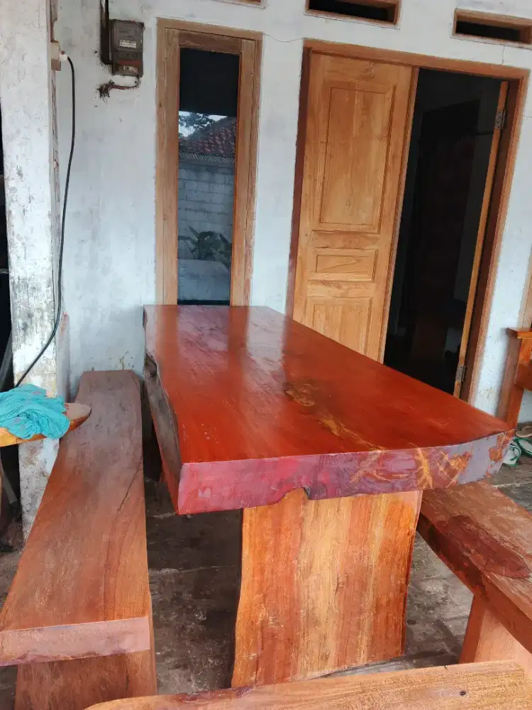 Meja makan antik teras