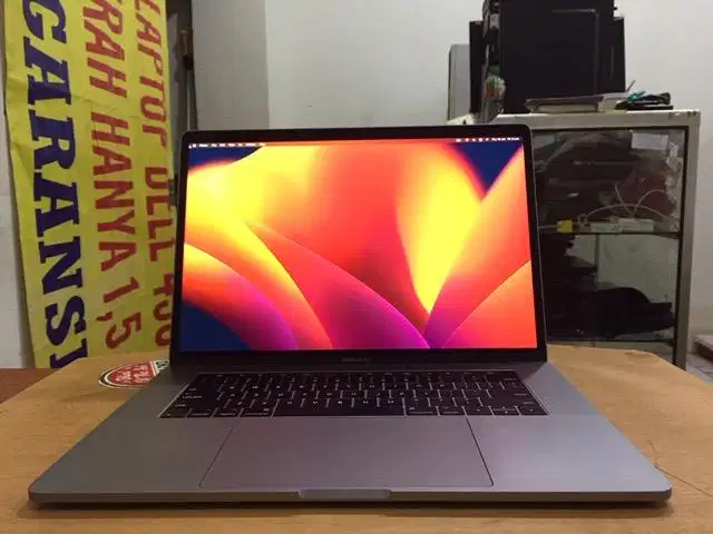 Macbook Pro Touchbar 15 2017  Core i7 Ram 16GB SSD 256GB VGA 2GB Mulus