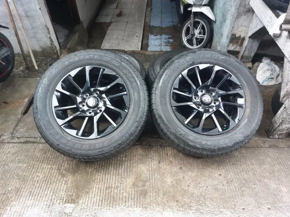 Di jual velg fortuner gr ring 18 orginal+ban bridgestone tahun 2023