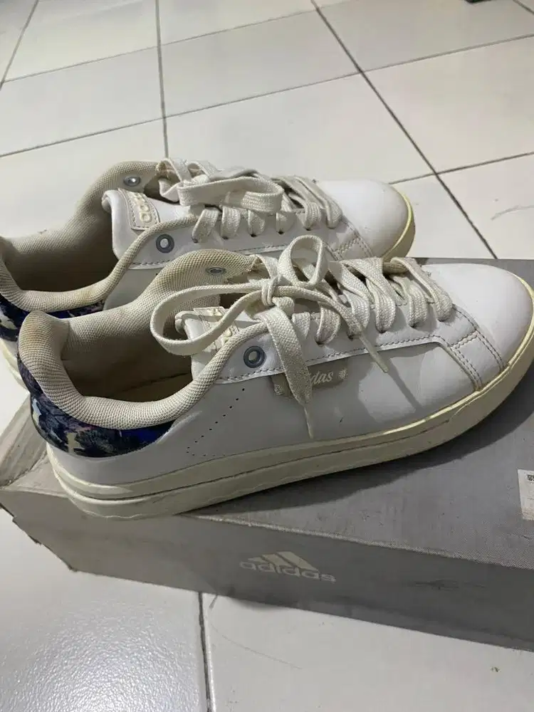 Sepatu adidas putih
