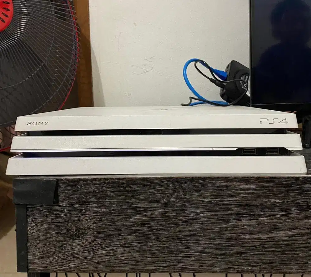 PS4 Pro 1TB H3N