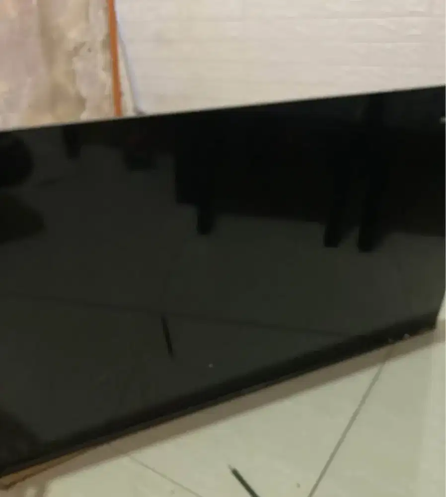 LED Polytron 43 in lcd pecah