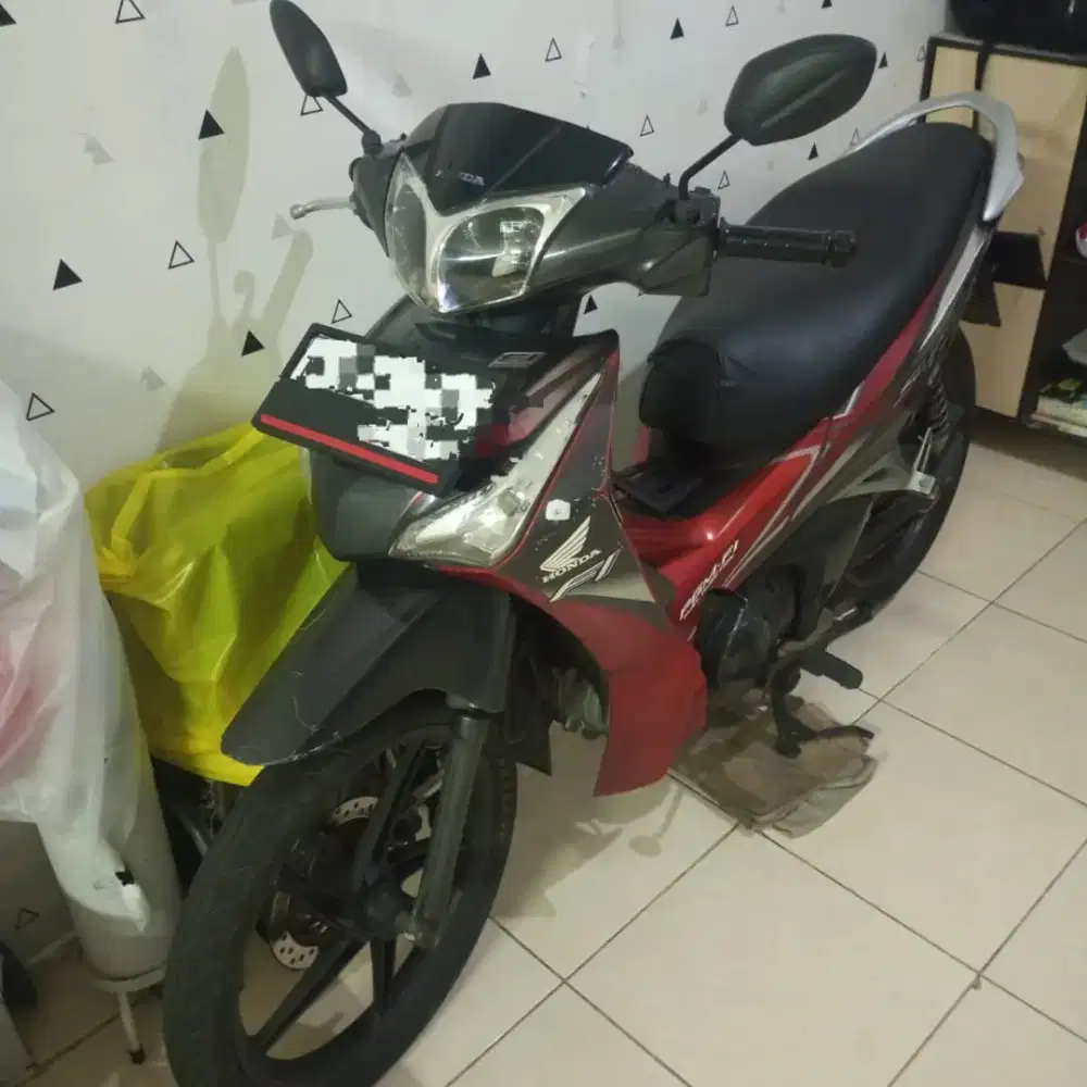 Honda Supra X 125 Tahun 2013 Helm in