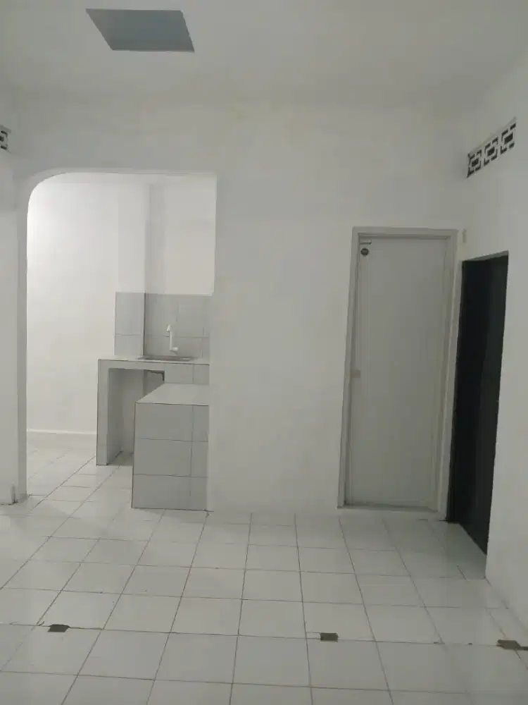 DISEWAKAN RUMAH TEMPAT STRATEGIS