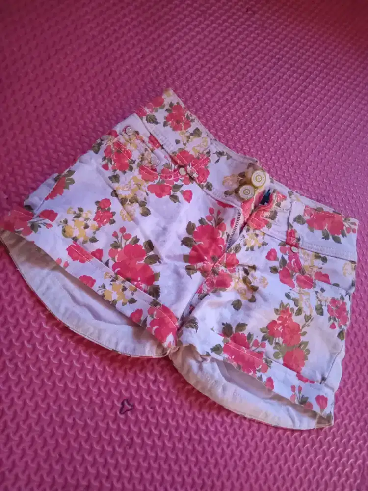 Celana pendek motif bunga