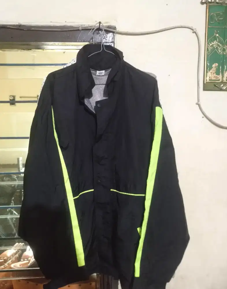 Jaket Reflektif parasut Nike