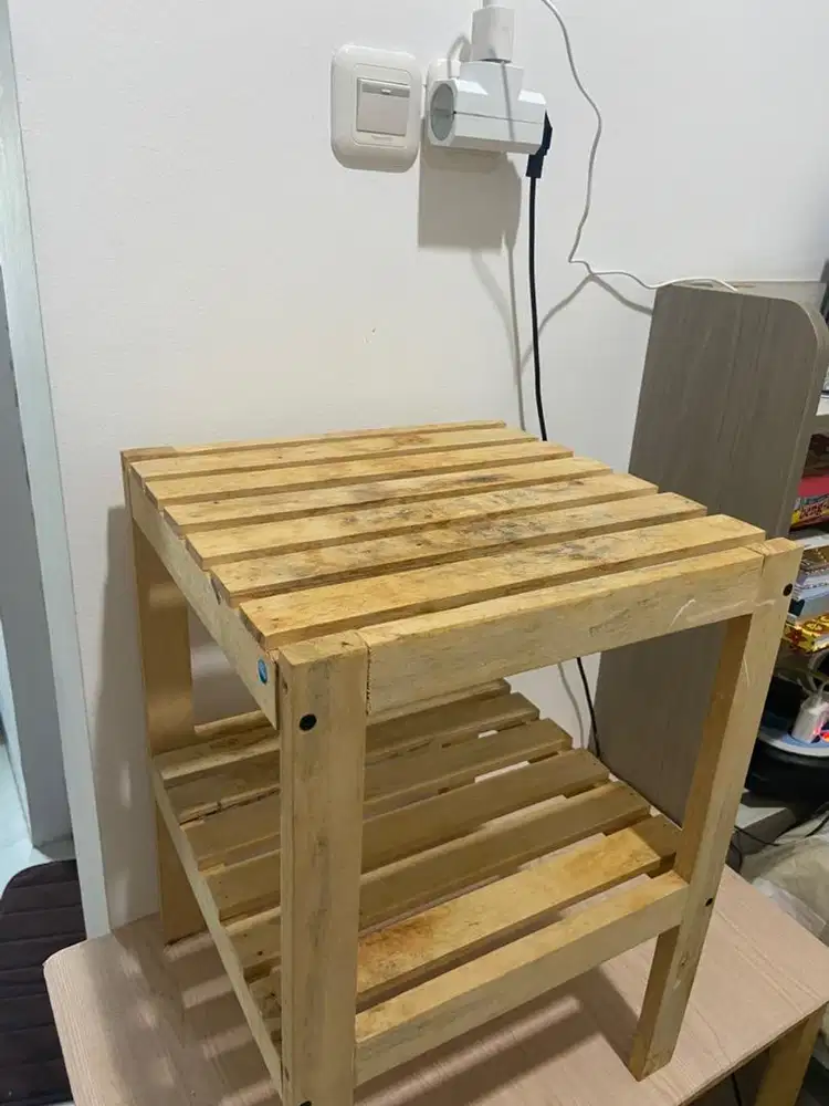 Bantal guling dan rak susun