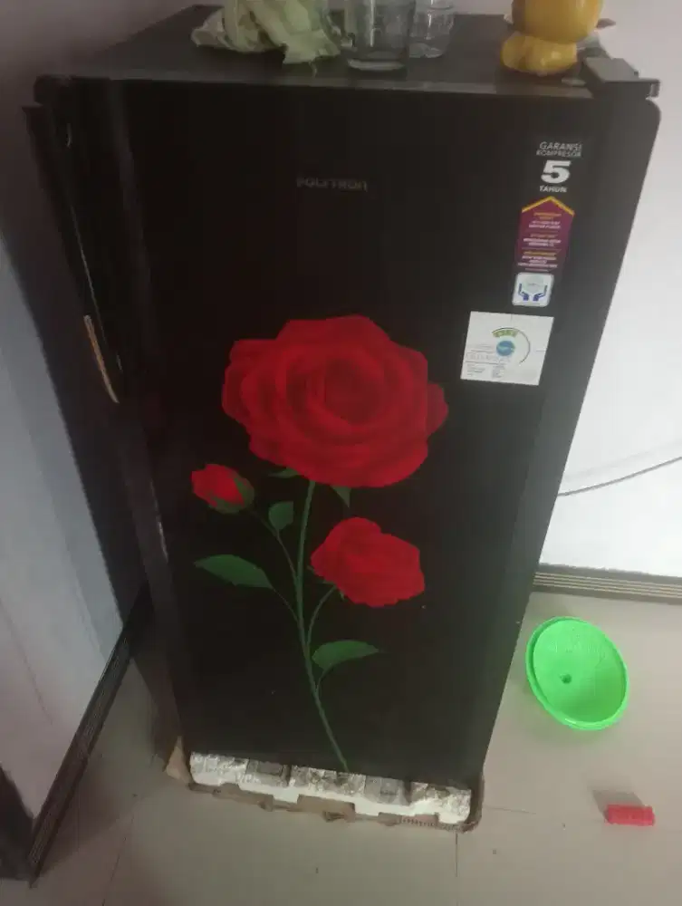 Di jual kulkas merk POLYTRON