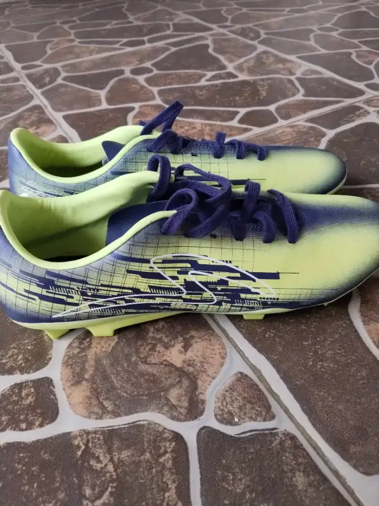Sepatu Bola Bekas Rasa Baru
