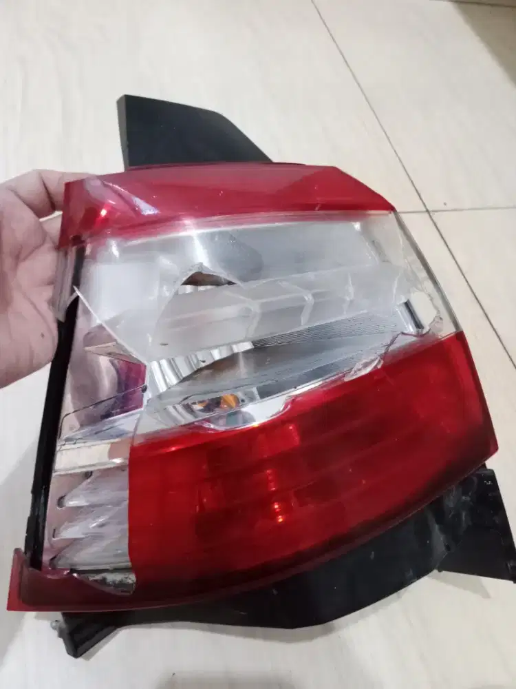 Lampu belakang kiri grand livina 2014