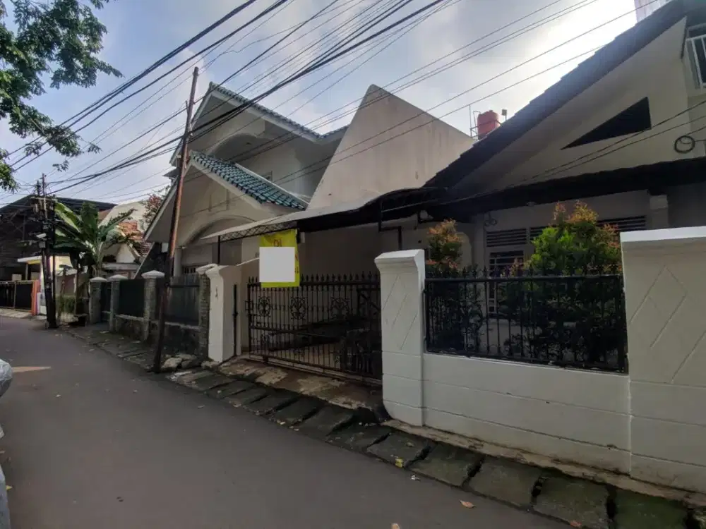 Rumah 1,5 Lantai Depan Taman Di Tebet Utara Jakarta Selatan