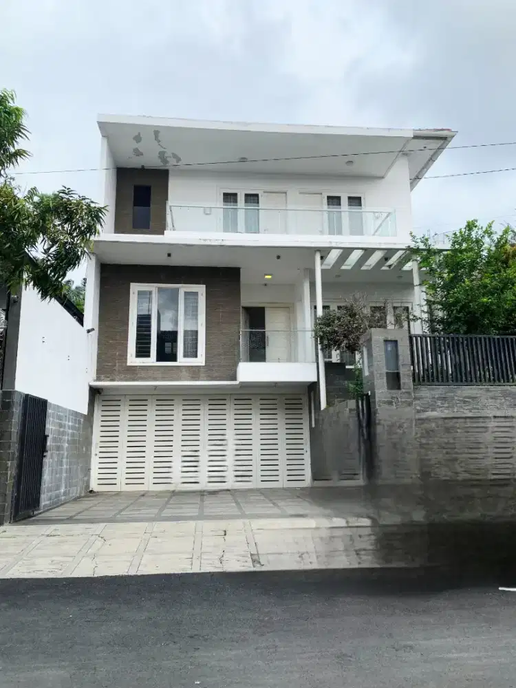 Rumah Lt. 340M² Di  Papandayan Semarang Ada Kolam Renang Pribadi