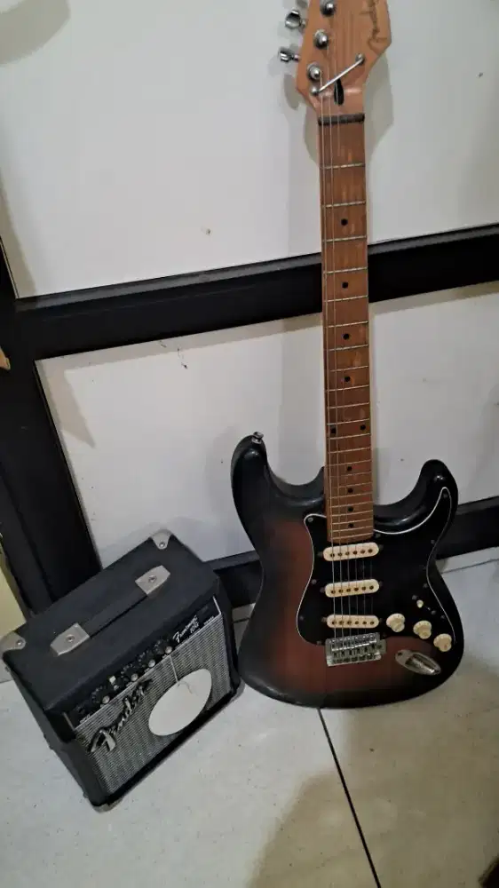 Gitar Fender bekas (sepaket dengan ampli)