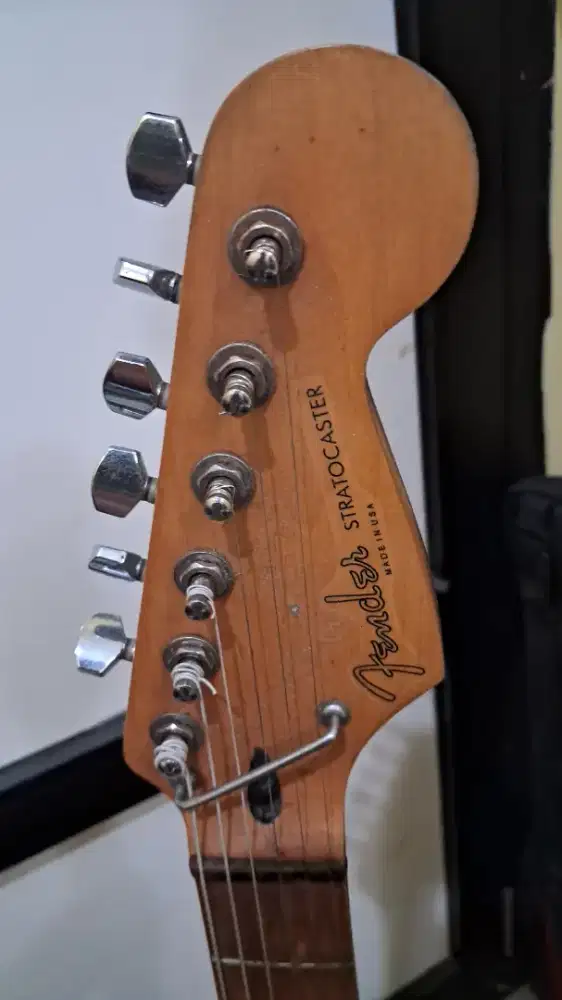 Gitar Fender bekas (sepaket dengan ampli)