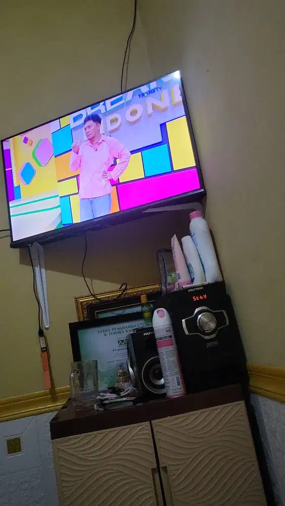 Hisense 32 inch. Smart tv google tv