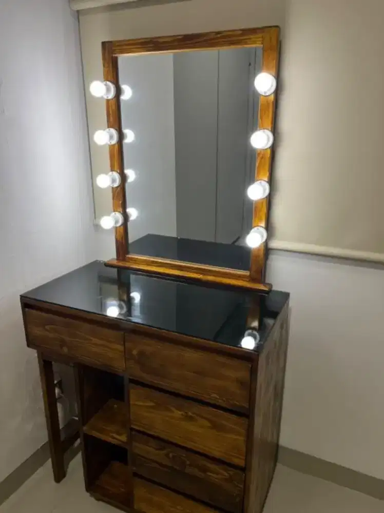 Set meja rias include sepasang meja nakas