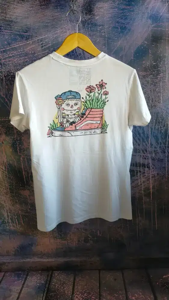 T-shirt kaos wanita vans collab mooncasket