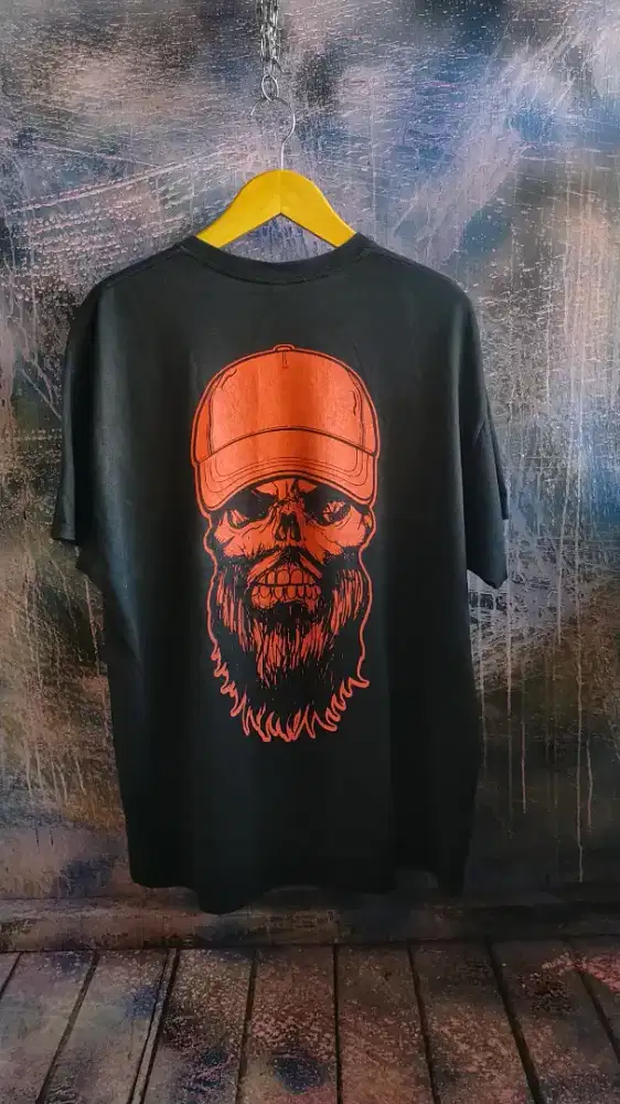 T-shirt kaos hitam Luke gomb