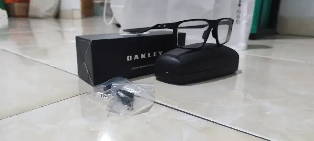 Kaca Mata Oakley Bat Flip original 00X8183 dan lensa minus 1 1/4