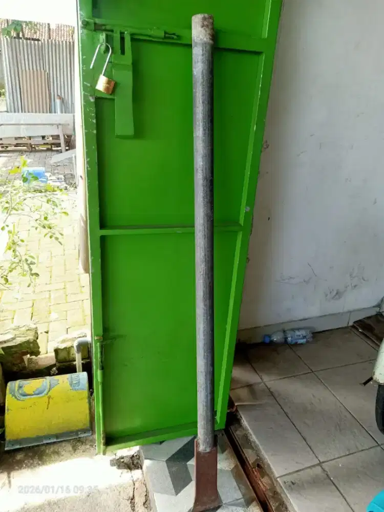 Tombak Besi untuk Batu