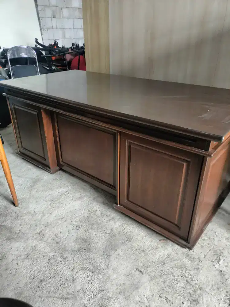 Meja kantor manager/pimpinan jumbo, bekas, bagus, mulus, siap pakai