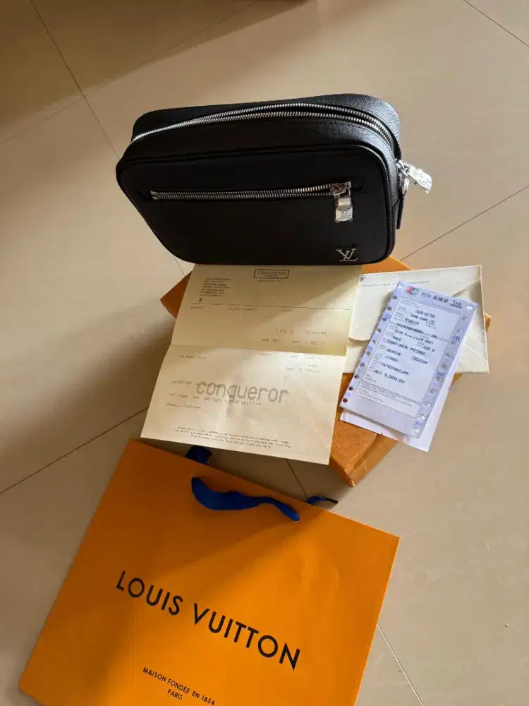 Tas Saint Laurent WOC dan Tas Louis Vuitton Pochette