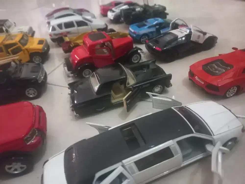Dijual diecast mobil bahan besi