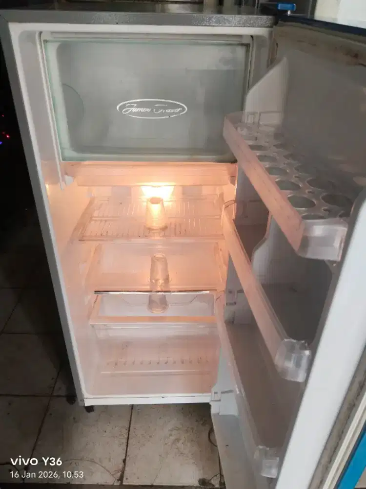 Di jual cepat kulkas 1 pintu politron ada tutup prizernya