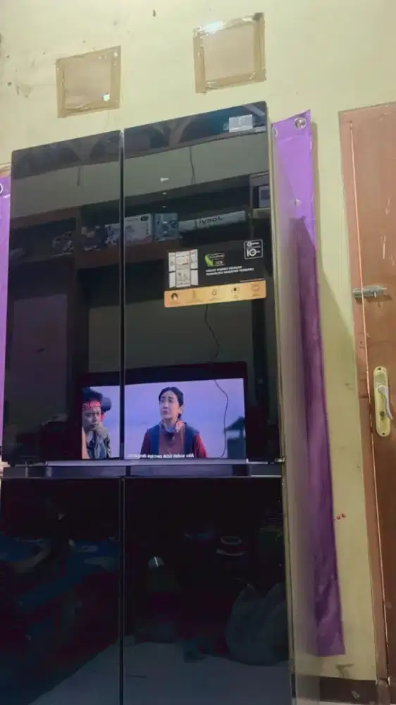 Jual kulkas polytron 4 pintu pemakaian kurang dari 1 tahun.