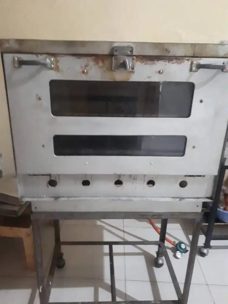 Jual Cepat !! Oven Gas , Meja dan Kursi