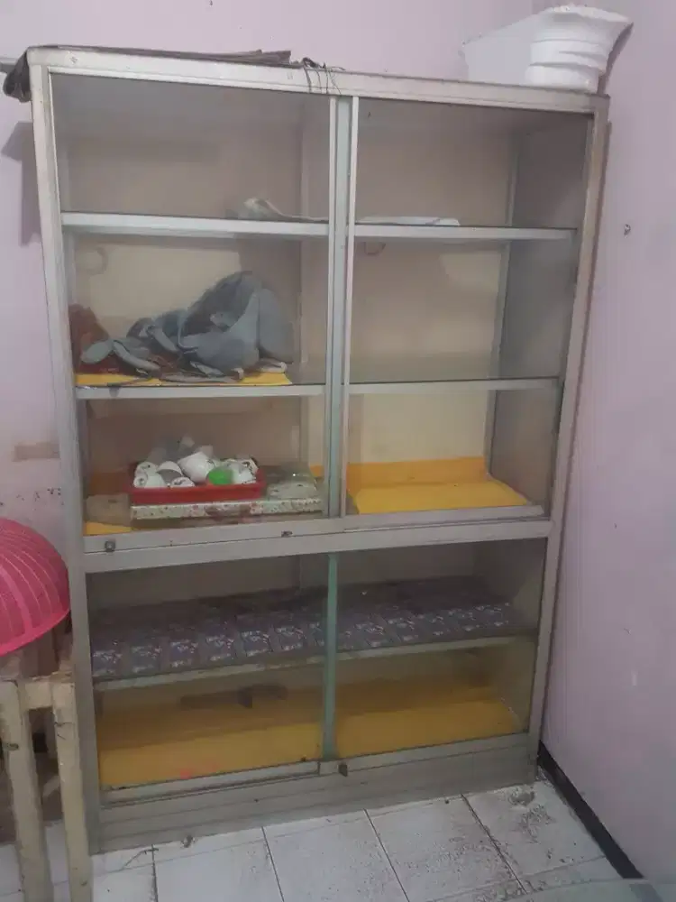 Lemari kaca aluminium 4 pintu