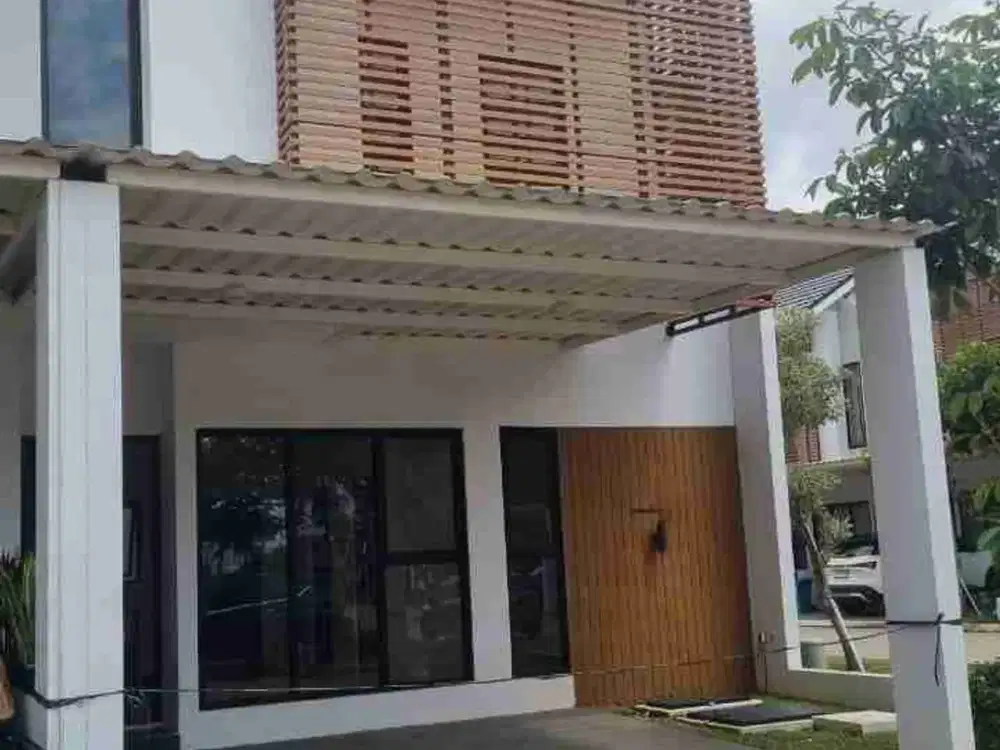 Dijual/disewakan Rumah 2 Lt + Attic Hoek Nothbend Metland Puri