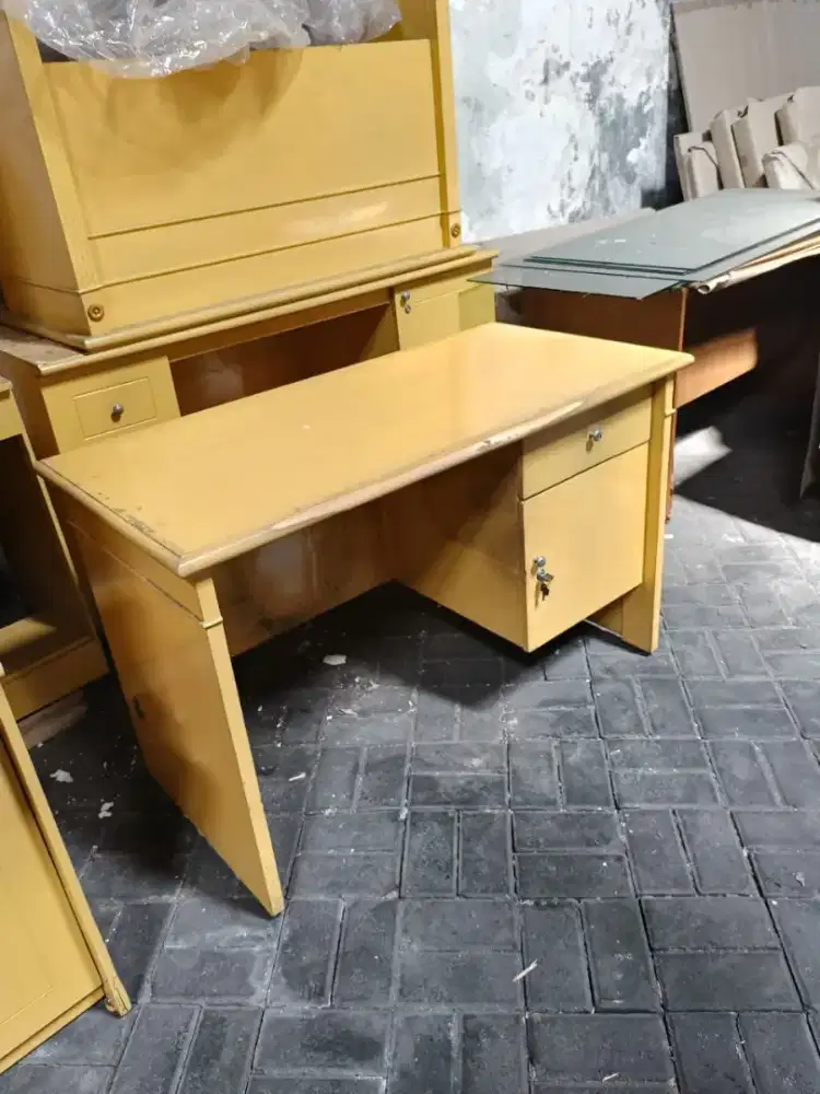 Meja kantor kerja bahan multipleks tebal, Bekas, bagus kokoh siappakai