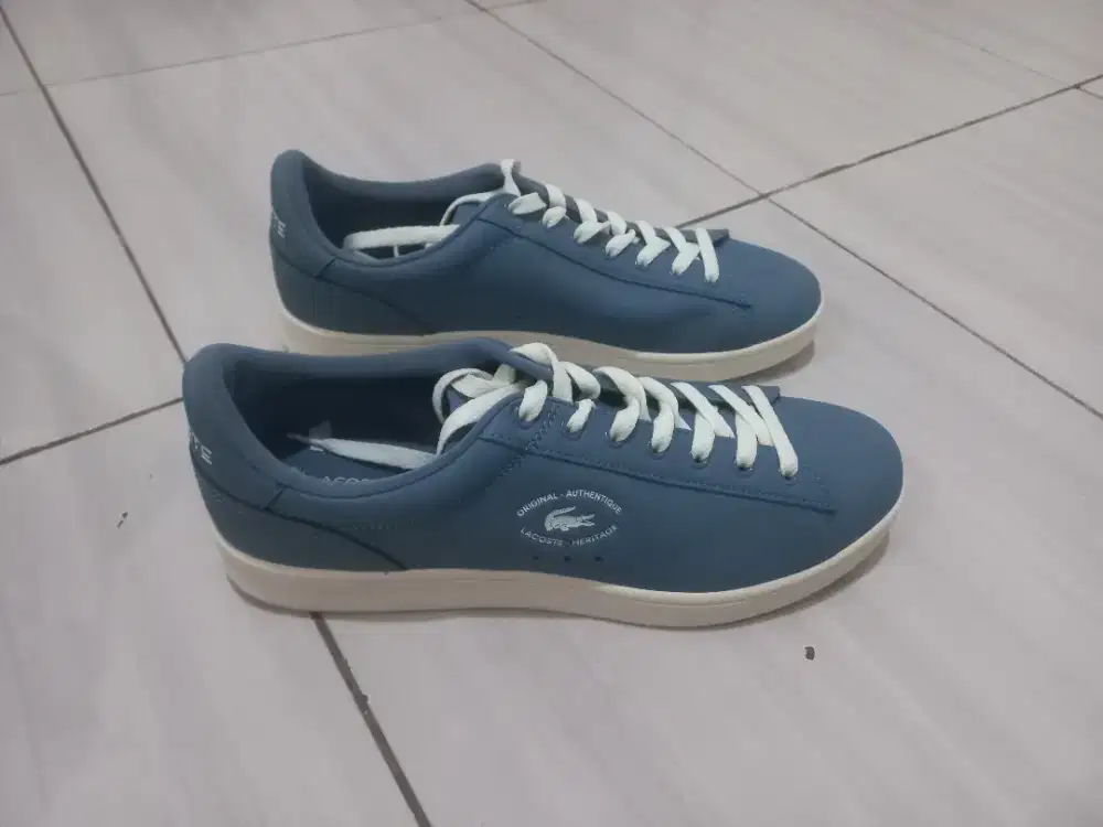 Sepatu pria Lacoste