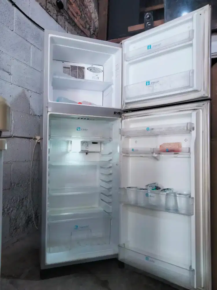 KULKAS 2PINTU ( TOSHIBA )
