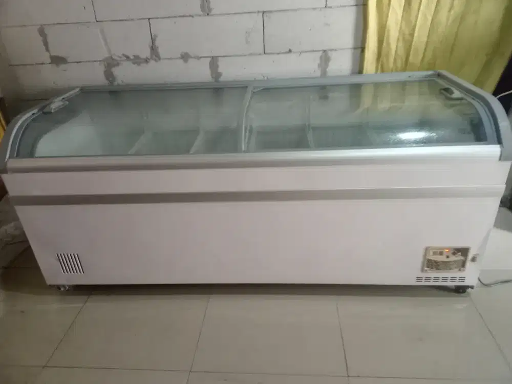 Jual prizer box sleding kaca merek GEA kapasitas 700 liter